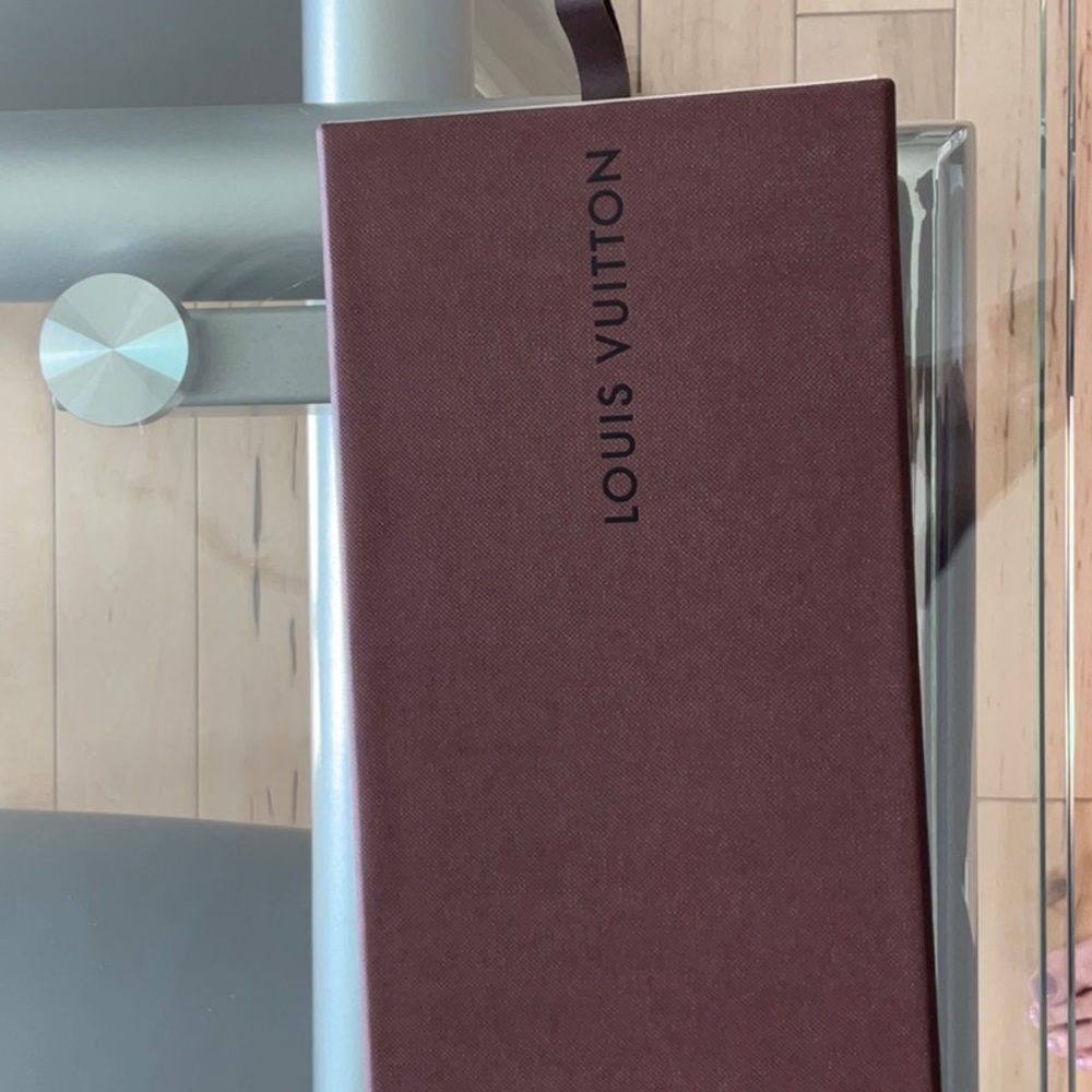 New LV mens perforated gloves.